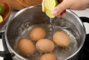 Tại sao bạn nên vắt vài giọt chanh vào nồi luộc trứng?
