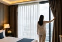 Tại sao rèm khách sạn thường có 2 lớp? Không chỉ để đẹp, còn vì 3 lý do rất thực tế