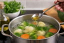 Vì sao đầu bếp nhà hàng khuyên nên cho một ít dầu ăn vào nồi luộc rau củ?