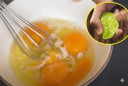 Tại sao nhiều đầu bếp chuyên nghiệp luôn vắt vài giọt chanh vào trứng trước khi rán?