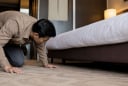 Vì sao bạn nên kiểm tra gầm giường ngay khi nhận phòng khách sạn? Nhiều người bỏ qua nhưng rủi ro không hề nhỏ