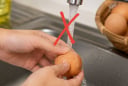 Vì sao không nên rửa trứng khi chưa dùng?