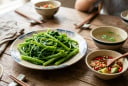 Luộc rau muống mãi vẫn thâm đen? Bí quyết đơn giản giúp rau xanh mướt, giòn ngon như ngoài hàng