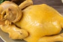 Mẹo luộc gà giúp da vàng giòn, không rách da, thịt ngọt thơm: Nhiều người làm sai ngay từ bước đầu