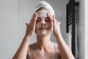 5 thói quen khi rửa mặt âm thầm làm tổn hại làn da mà nhiều người vẫn mắc phải