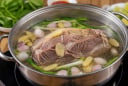 Luộc thịt đậy vung kín mít là dại: Chuyên gia chia sẻ cách luộc thịt thải sạch độc tố, an tâm mà ăn