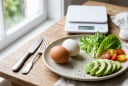 Người giảm cân nên chọn trứng gà hay trứng vịt? Câu trả lời không chỉ nằm ở lượng calo