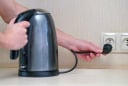 Tại sao ấm siêu tốc thường chỉ có dây cắm ngắn?