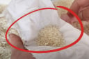 Tại sao người sành sỏi thường cầm theo một tờ giấy ăn khi đi mua gạo?