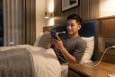 Vì sao ổ cắm điện trong khách sạn thường đặt ngay cạnh giường?