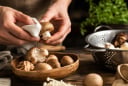 Tại sao nhiều đầu bếp không rửa nấm dưới vòi nước? Sự thật khiến nhiều người bất ngờ