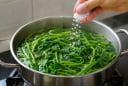 Luộc rau chỉ bỏ nước thôi chưa đủ: Làm thêm bước này rau xanh mướt, giữ nguyên giá trị dinh dưỡng