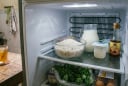 Vì sao bạn nên để 1 bát muối trong tủ lạnh?