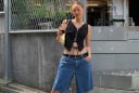 4 cách phối quần đùi denim vừa trẻ trung vừa sành điệu, mặc suốt mùa Hè vẫn không lo lỗi mốt