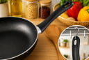 Công dụng ít người biết của lỗ nhỏ trên cán chảo: Không chỉ để treo