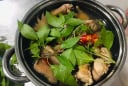 Luộc gà muốn chín đều, ngọt thịt cứ cho thêm nắm lá này