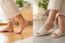 Nên đi chân trần hay đi dép trong nhà?