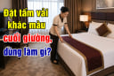 Giường ngủ khách sạn đặt tấm vải khác màu cuối giường, dùng làm gì?