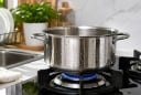 Vì sao không nên đặt nồi mới rửa xong lên bếp gas? Thói quen nhỏ nhưng có thể khiến nồi nhanh xuống cấp