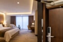 Vì sao cửa phòng khách sạn thường tự đóng rất mạnh?