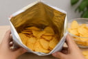 Vì sao túi snack luôn có khoảng trống? Lý do ít người ngờ tới