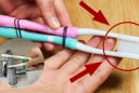 Buộc 2 chiếc bàn chải với nhau, đơn giản mà lợi cả nhà
