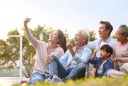 Chăm sóc cha mẹ già: Áp lực âm thầm khiến nhiều người trẻ kiệt sức