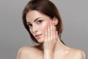 Công thức gel dưỡng da từ nguyên liệu tự nhiên hỗ trợ làm dịu da mụn và kiểm soát dầu thừa