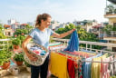 Đừng cất ngay quần áo sau khi phơi: Sai lầm nhỏ có thể khiến tủ đồ nhanh có mùi