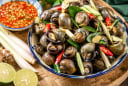 Luộc ốc đừng chỉ cho vào nồi: 5 mẹo ít người biết giúp ốc sạch, giòn, thơm và không tanh