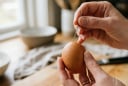 Tại sao nên dùng kim chọc một lỗ trên vỏ trứng rồi mới đem luộc?