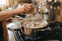 Vì sao nên vắt chút nước cốt chanh vào nồi nước luộc thịt?