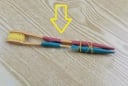 Lấy 2 bàn chải đánh răng cũ buộc vào nhau: Mẹo vặt đơn giản giải quyết rắc rối nhà nào cũng gặp phải
