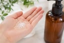 Vì sao nhiều người cho vài hạt muối vào dầu gội khi gội đầu?