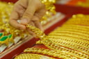 Giá vàng hôm nay 6/7: SJC neo trên 151 triệu đồng, nhà đầu tư nín thở chờ 'bão' đầu tuần.