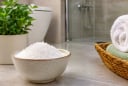 Nhiều người đặt bát muối trong nhà tắm, tưởng mê tín nhưng hóa ra có 5 lợi ích thiết thực