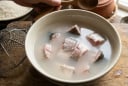 Tại sao nên ngâm cá trong nước vo gạo trước khi nấu?
