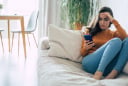 Xu hướng phụ nữ sống một mình và nỗi cô đơn giữa thành phố đông người