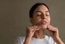 Muốn da săn chắc, chậm lão hóa, đừng bỏ qua 5 thói quen được chuyên gia da liễu khuyến khích