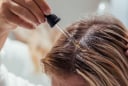 Tóc nhanh bết dù mới gội? 5 thói quen giúp kiểm soát dầu thừa và giữ mái tóc sạch lâu hơn