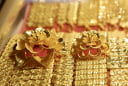 Vàng bất ngờ giảm sâu sáng 7/7: Nhà đầu tư nên mua vào hay bán tháo?