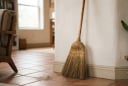 Đừng để chổi quét nhà ở 3 vị trí này nếu không muốn 'tiền ra cửa trước, họa vào cửa sau'!
