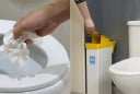Nên bỏ giấy vệ sinh vào bồn cầu hay thùng rác?