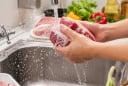 Vì sao không nên rửa thịt dưới vòi nước? Chuyện tưởng nhỏ mà không nhỏ