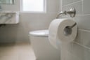 Vứt giấy vệ sinh vào bồn cầu hay sọt rác: Thói quen nào mới là chuẩn khoa học?