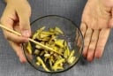 Trộn vỏ chuối với bột giặt có tác dụng gì?