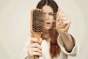 7 thói quen mỗi ngày giúp giảm rụng tóc và nuôi dưỡng mái tóc chắc khỏe từ gốc