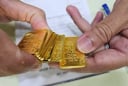 Giá vàng hôm nay (13/7): Vàng thế giới bất ngờ lao dốc, SJC và vàng nhẫn đứng trước nguy cơ giảm mạnh