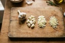 Khi nấu ăn, dùng tỏi băm, giã hay đập dập thì thơm ngon hơn?