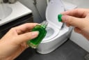 Tác dụng của việc đặt lọ dầu gió trong nhà vệ sinh